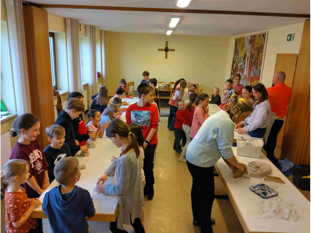 Die Kinder hatten ihren Spaß am Brotbacken ...