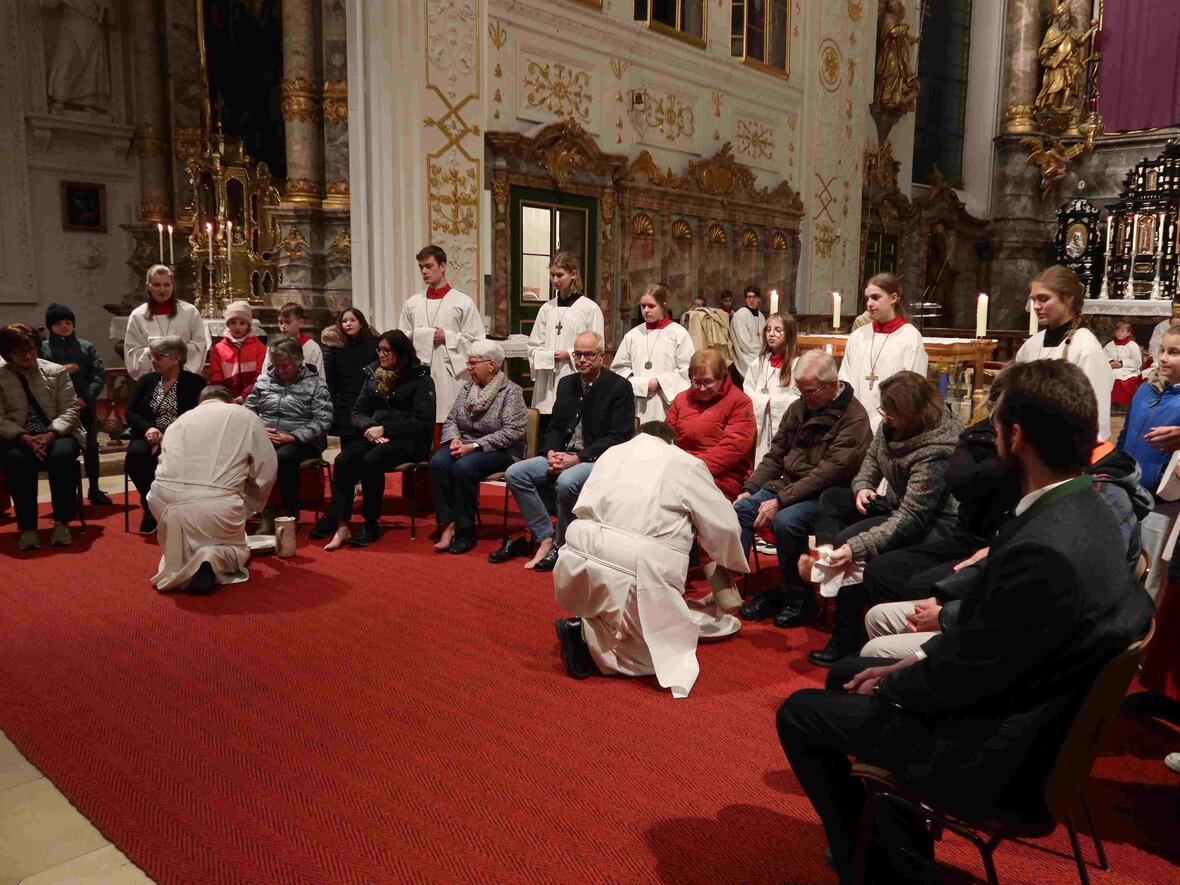 Die Fußwaschung in der Abendmahlfeier als Akt des Dienens und Dienstes am Nächsten.