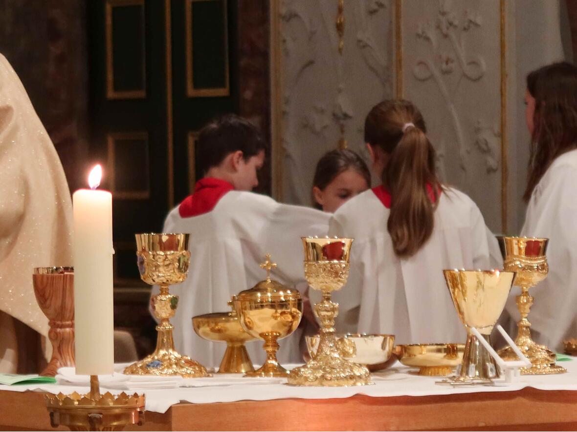 Jede der anwesenden Pfarreien brachte Schale und Kelch zur gemeinsamen Feier mit.