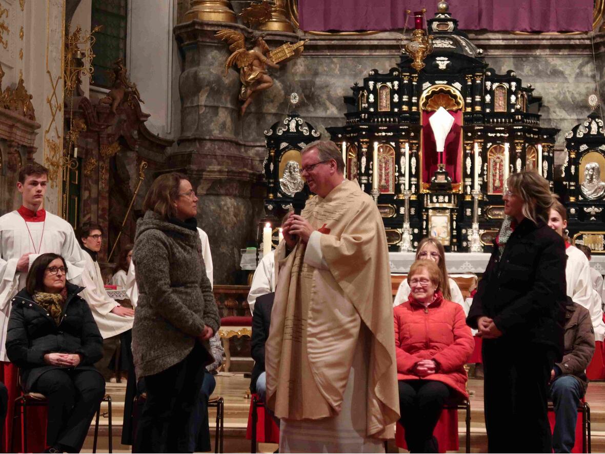 Vor der Fußwaschung stellte Stadtpfarrer Kohler die ausgewählten "Apostel" vor, hier Frau Braun und Frau Stefani vom Kindergarten in Rohrenfels.