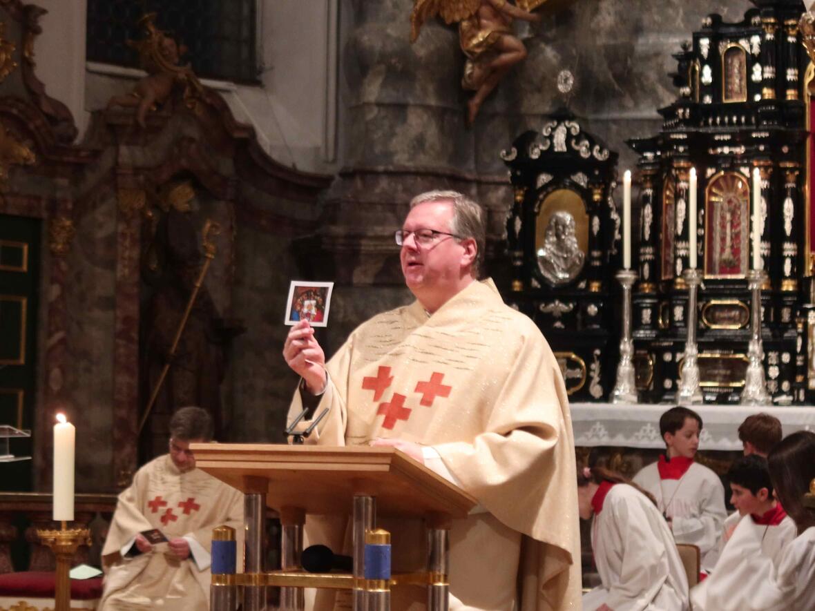 Bilder von Sieger Köder zeigen die Gegenwärtigkeit Christi in Brot und Wein und im Dienst am Nächsten.