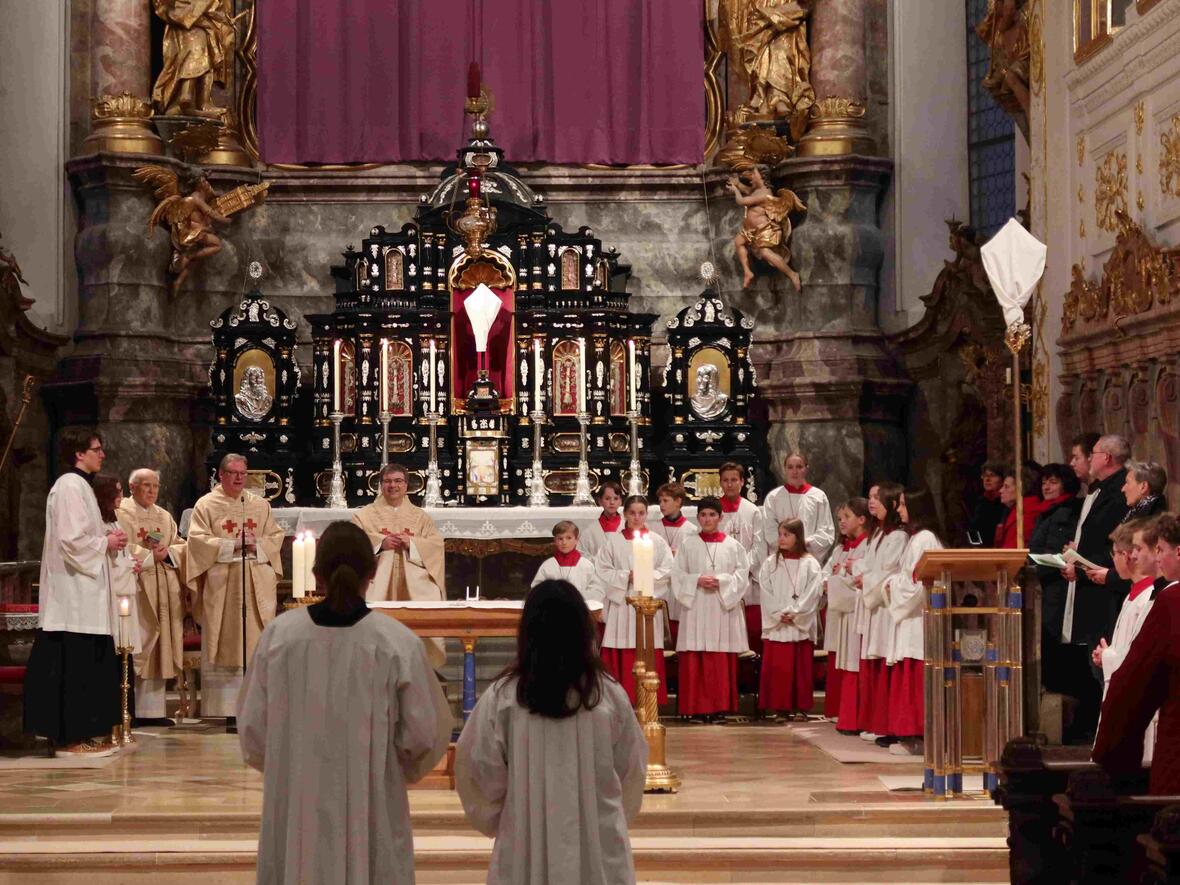 Pfr. Kohler, Pfr. Leutgäb und Msgr. Wengert wurden bei der Abendmahlfeier von vielen Ministranten unterstützt.