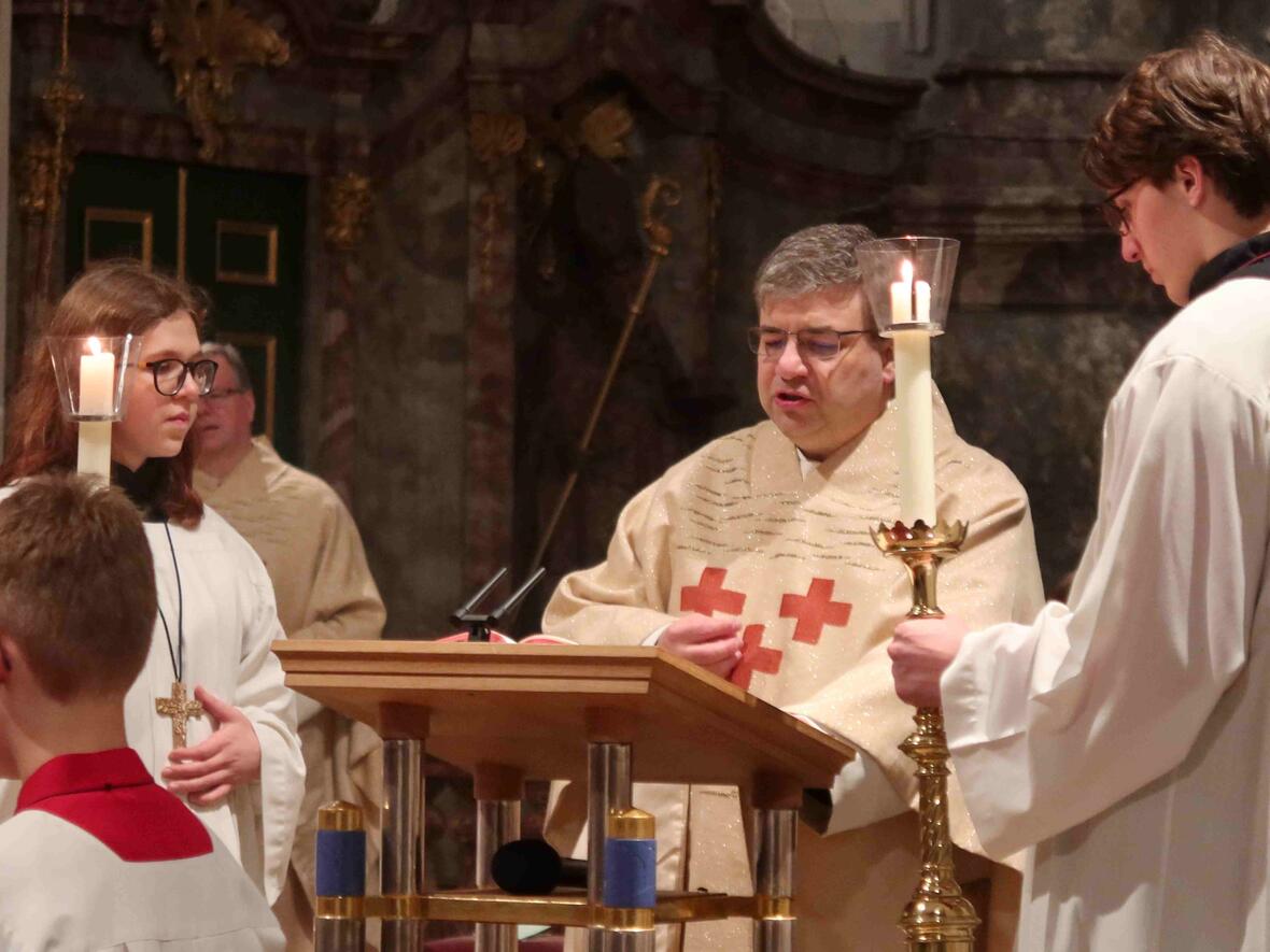 In der feierlichen Abendmahlfeier trug Pfr. Leutgäb das Evangelium vor.