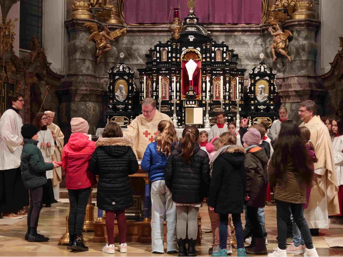 Die Kommunionkinder durften Pfr. Kohler helfen, den Altar abzuräumen.