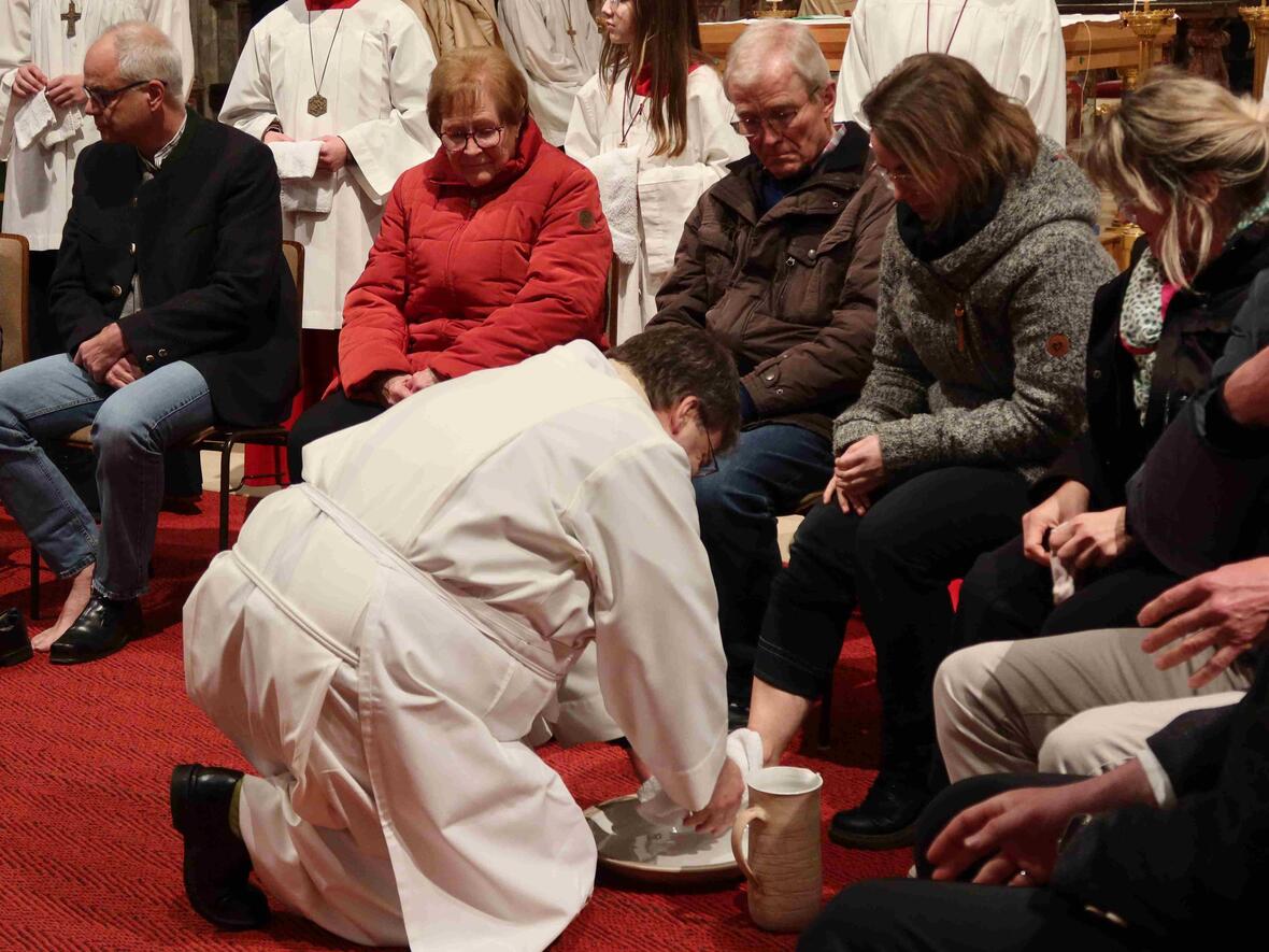 Pfarrer Leutgäb bei der Fußwaschung.