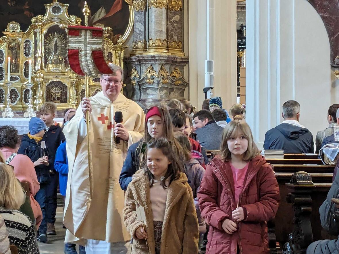 Im Familiengottesdienst am Ostersonntag feierten die Kinder in einem Siegeszug den Sieg Christi.