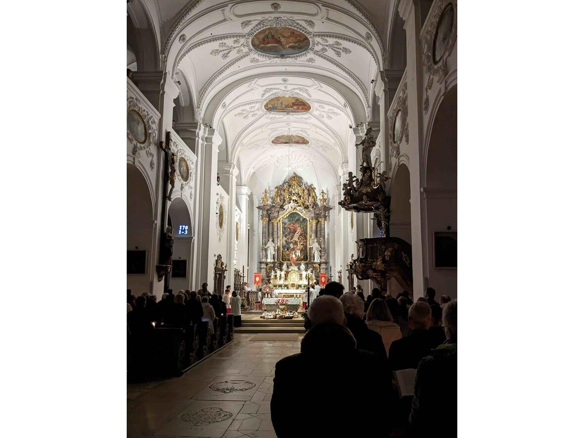 Nach dem Gloria wird die Kirche wieder stimmungsvoll erleuchtet.