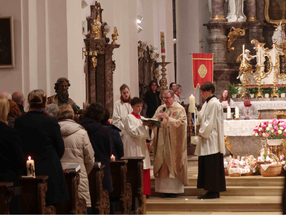 Weihe des Taufwasser in der Osternacht.