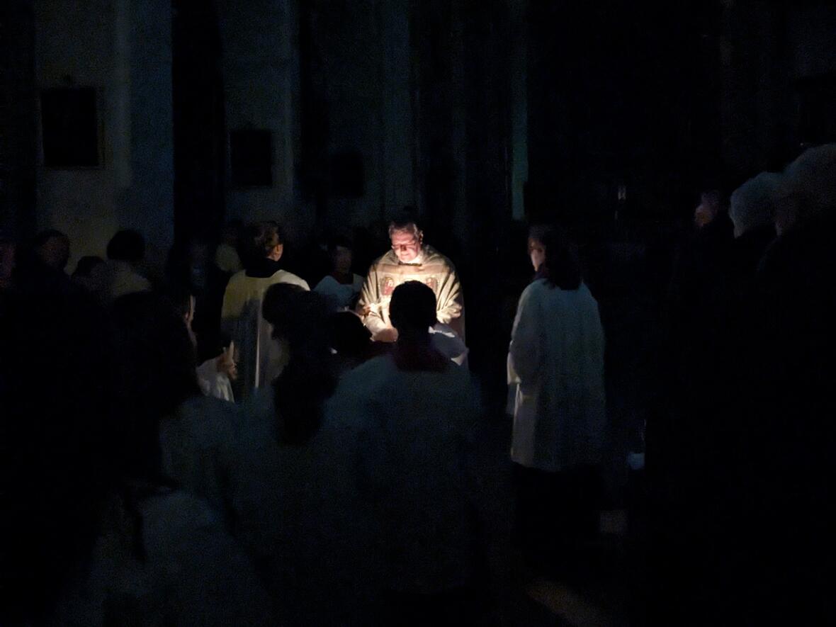 Das Licht der Osterkerze wird an die Gläubigen weitergereicht.