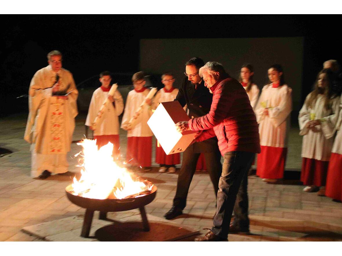 Im Osterfeuer wurde nach der LIchtfeier das Sorgenkisterl verbrannt.
