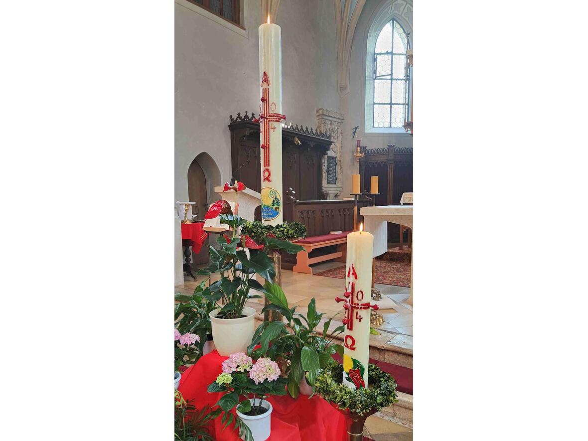 Ulrike Riesinger hat auch dieses Jahr die wunderschönen Osterkerzen in Rohrenfels und Baiern gestaltet.