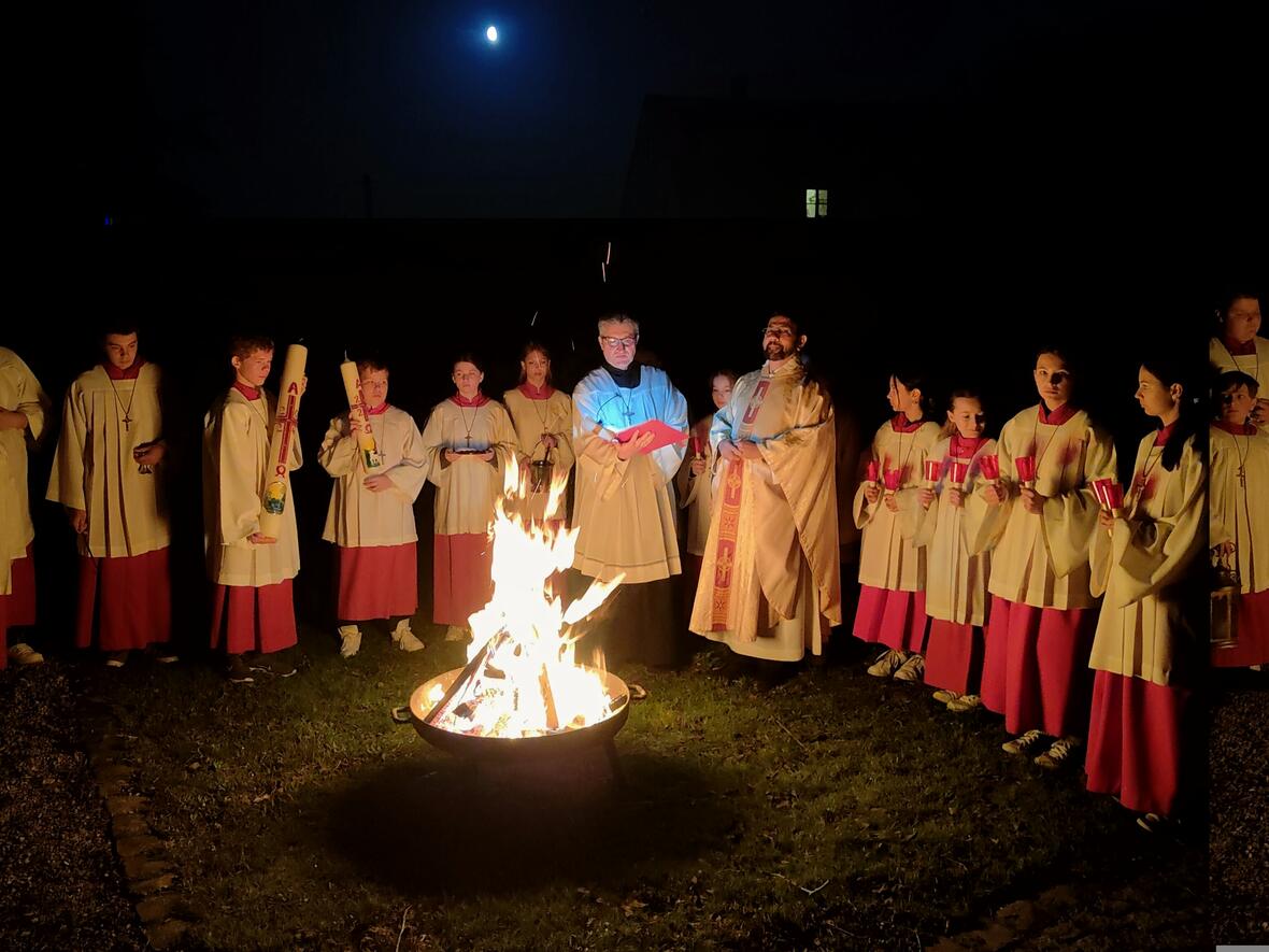 Pater John beim Osterfeuer, er hat die Auferstehungsfeier in Rohrenfels gefeiert.
