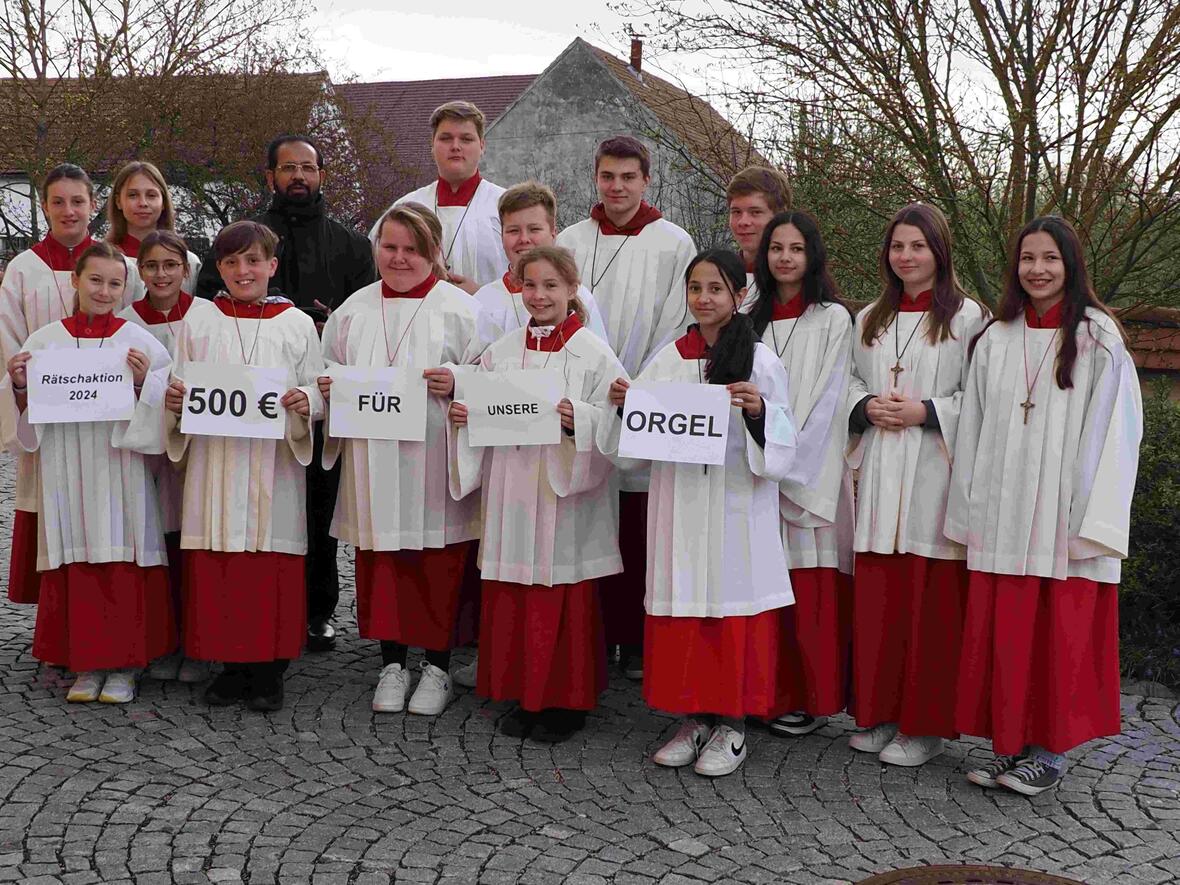 Die Ministranten haben im Rahmen der Rätschaktion 500 € gesammelt und für die Renovierung der Rohrenfelser Orgel gespendet.