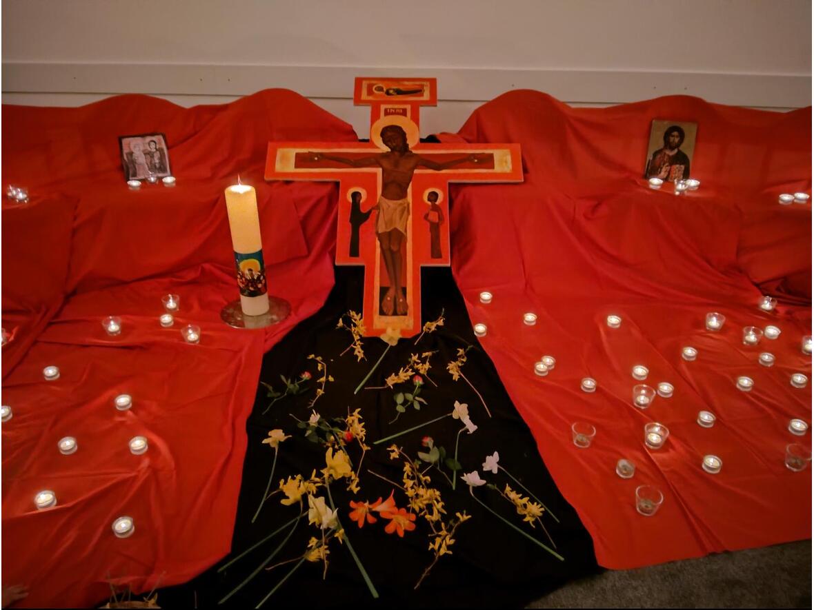 Stimmungsvolle Gebete und Gesänge vor dem Taizekreuz