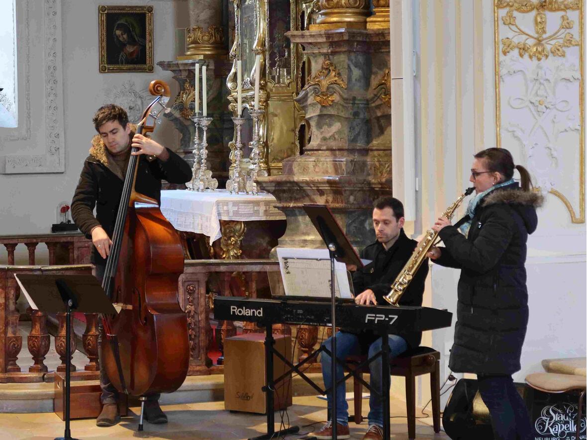 Stimmungsvoll umrahmt wurden die Erzählungen von Fabian und Julia Mnich und Michael Harnoß