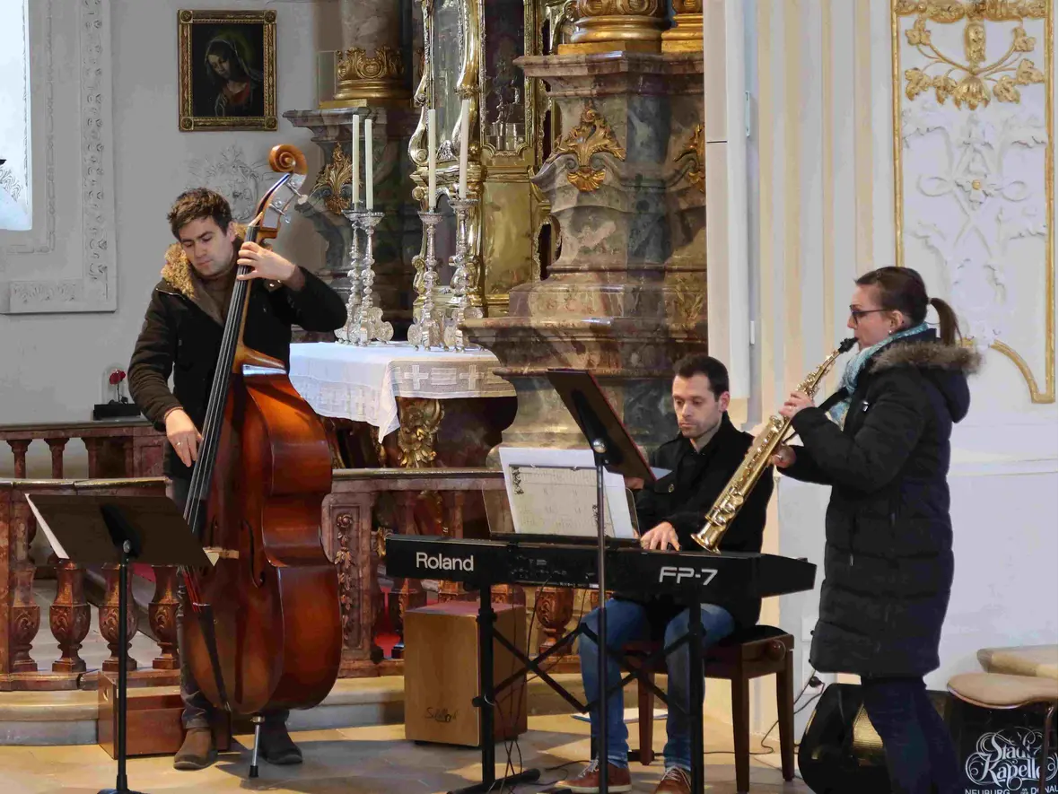 Stimmungsvoll umrahmt wurden die Erzählungen von Fabian und Julia Mnich und Michael Harnoß