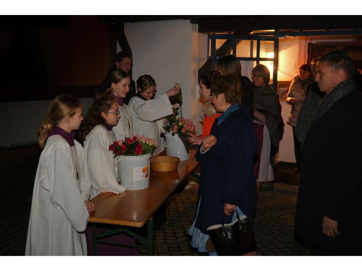 Quellenzeit Musik Nach der Messe verkauften die Minis fleißig Rosen.