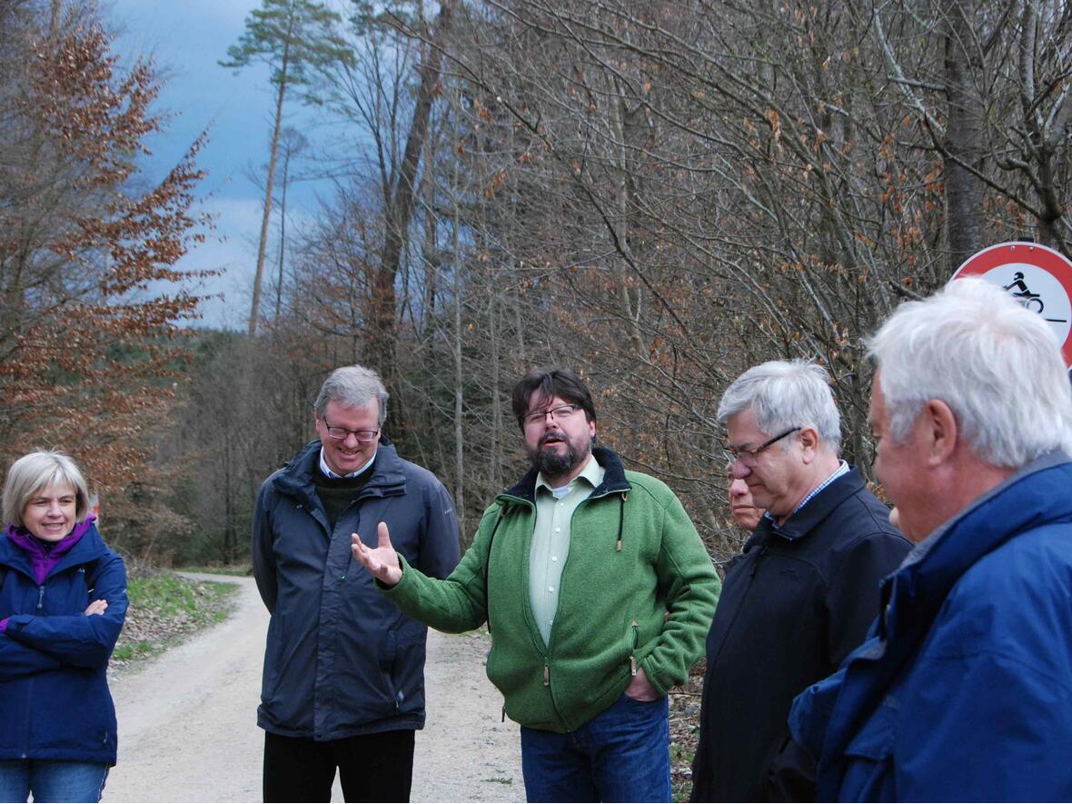 Pfarrgemeinderat Enders Hägele begrüßt die Spaziergänger